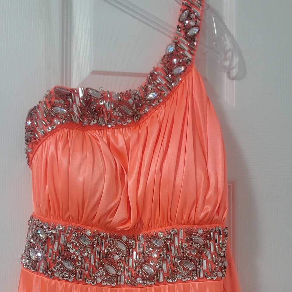 Formal dress - Picture 5 of 9